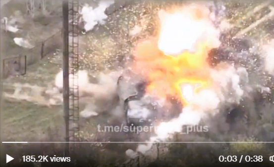 Tod von oben! Video zeigt schwere ukrainische Artillerietreffer gegen russische Panzer!
