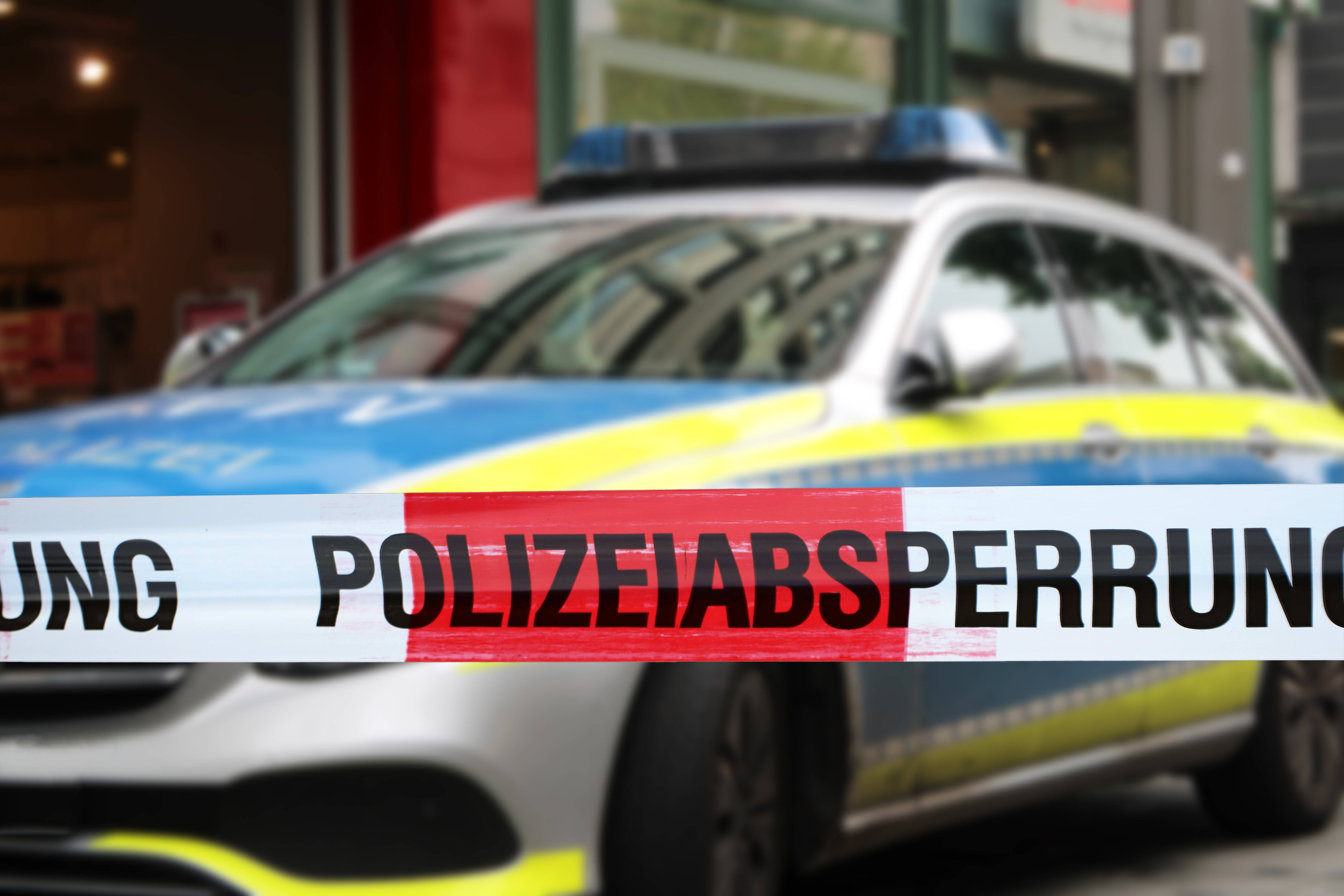 Polizei warnt die Bevölkerung! Schüsse auf offener Straße! Bewaffneter flieht - Polizei mit Großeinsatz!