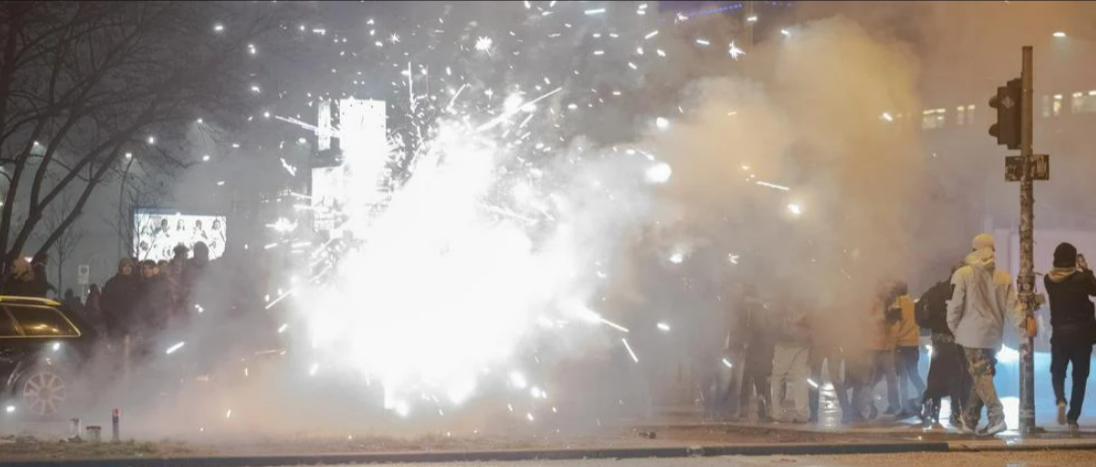 Böller-Krieg in Berlin - Insgesamt 150 Personen greifen sich gegenseitig mit Böllern an!