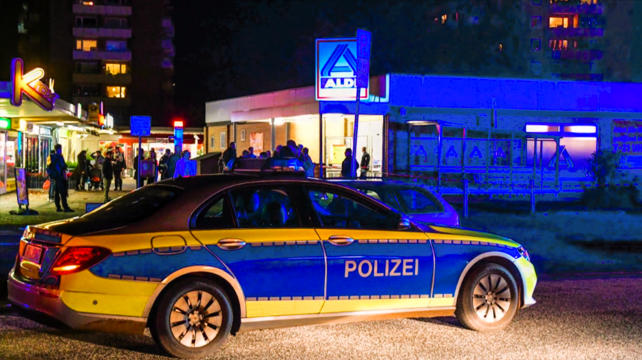 Bewaffneter Überfall auf Aldi-Filiale - zwei Menschen verletzt, Täter auf der Flucht!