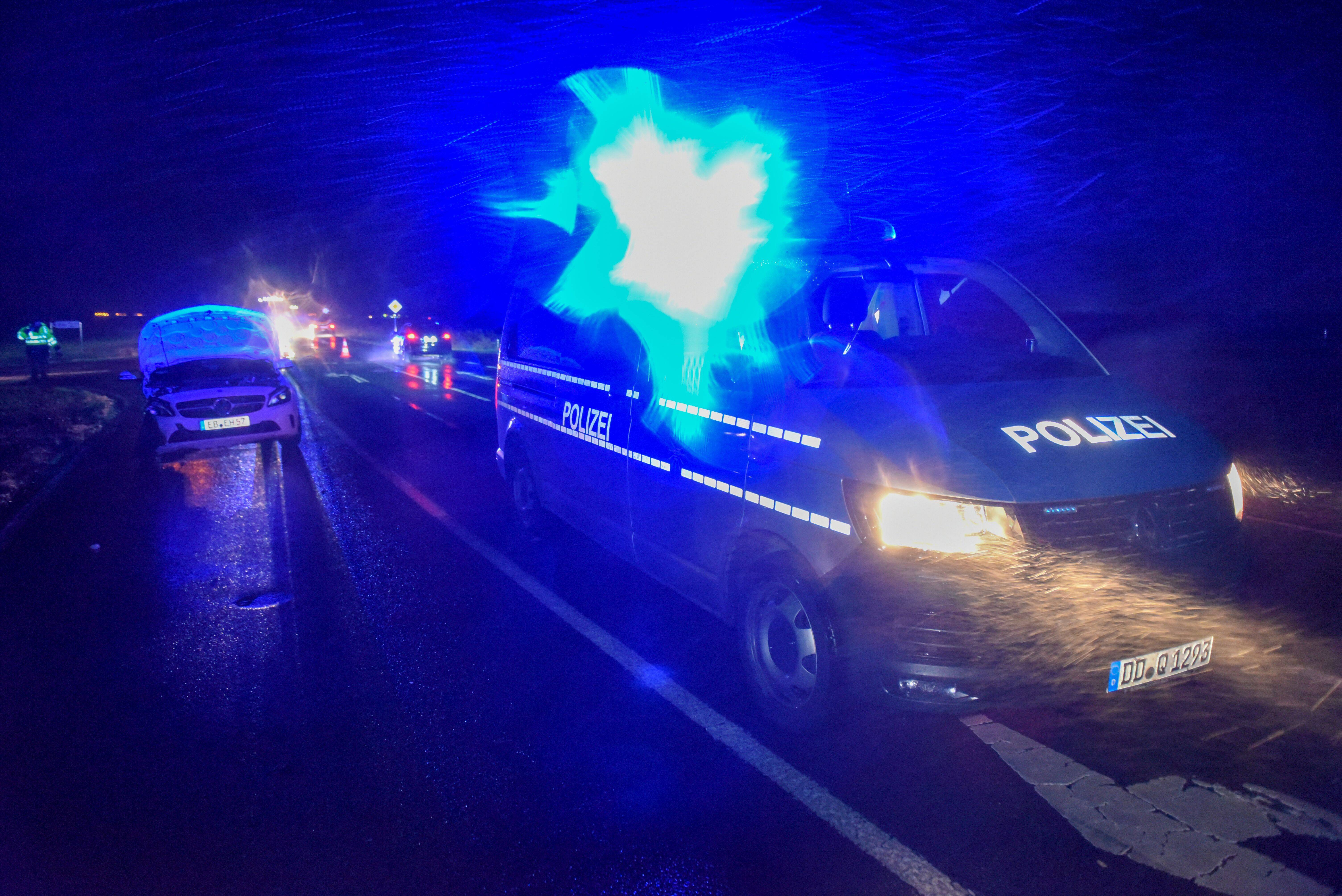 Auto erfasst Gruppe von Fußgängerinnen - 2 Frauen durch die Luft geschleudert und schwer verletzt!