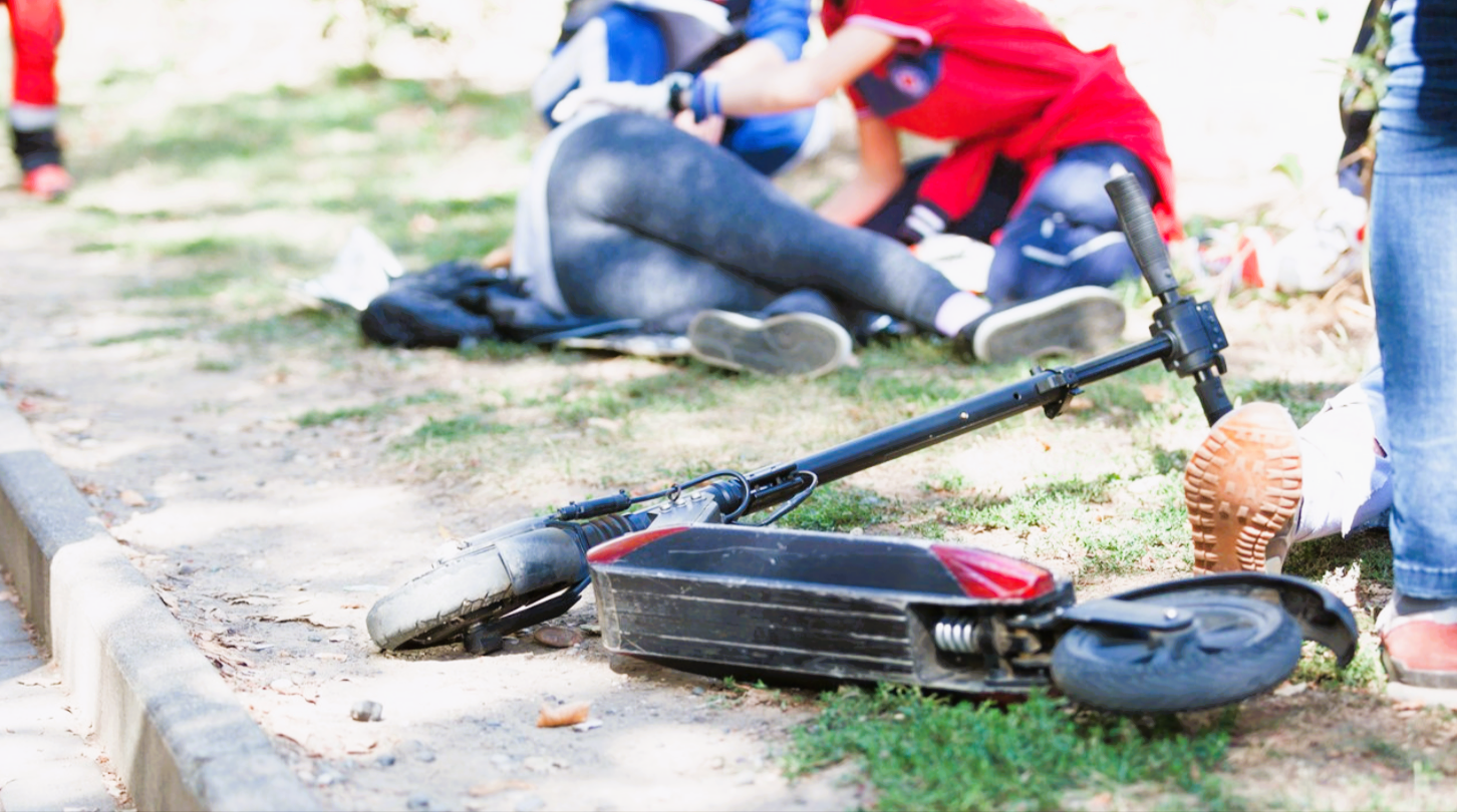 E-Roller rast in Rentner - 2 Notoperationen - Lebensgefahr! Polizei sucht Zeugen!