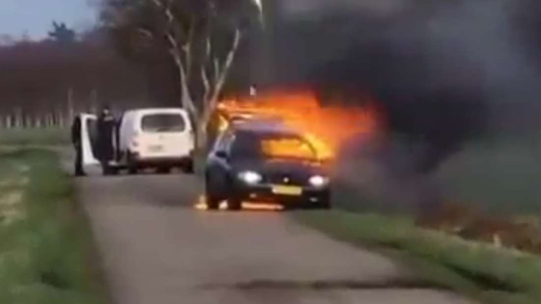 Auto mit 75 Kilo Feuerwerkskörper explodiert weil Fahrer im Auto rauchte