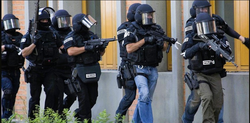 SEK stürmt Hotel in Hamburg! 3 Männer verhaftet - Hotel nach Post in den sozialen Medien gestürmt