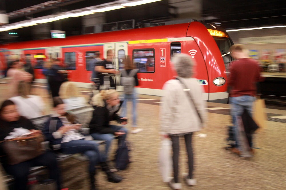 U-Bahn in Hamburg entgleist! Bahn knallt mit hoher Geschwindigkeit auf Prellbock - Rettung im Einsatz!