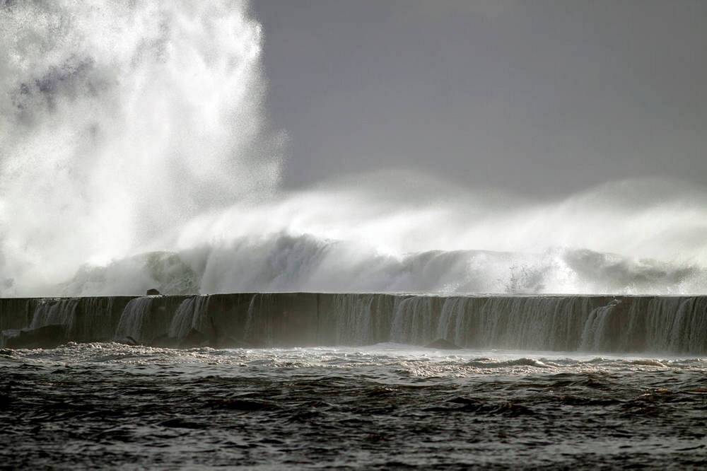 Gigantische Welle zieht Touristen ins Meer! Traurige Ereignisse auf der Urlaubinsel