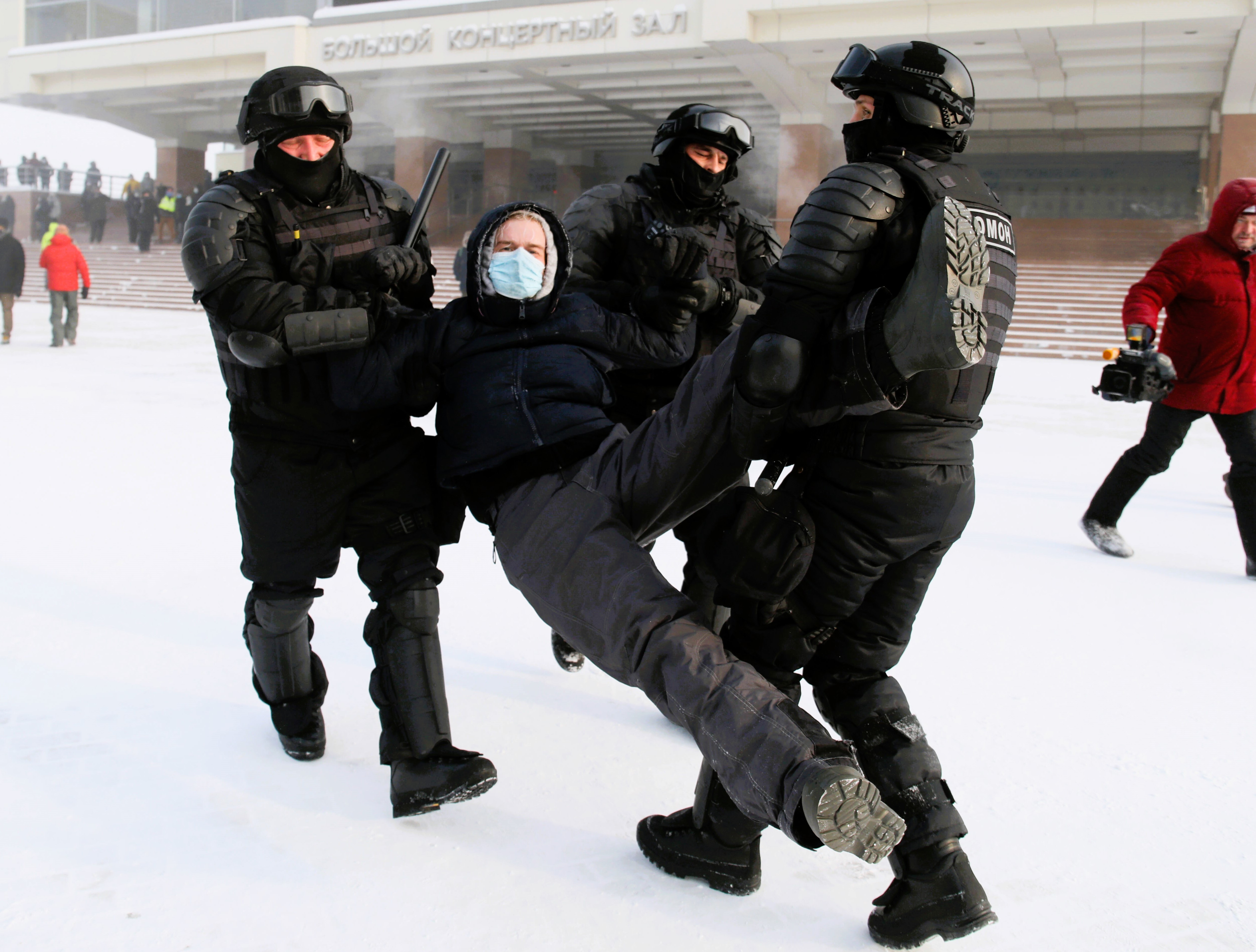 Russland verlegt "Omon"-Spezialeinheiten in die Region Cherson! Putin will Ukrainer in den Krieg schicken!