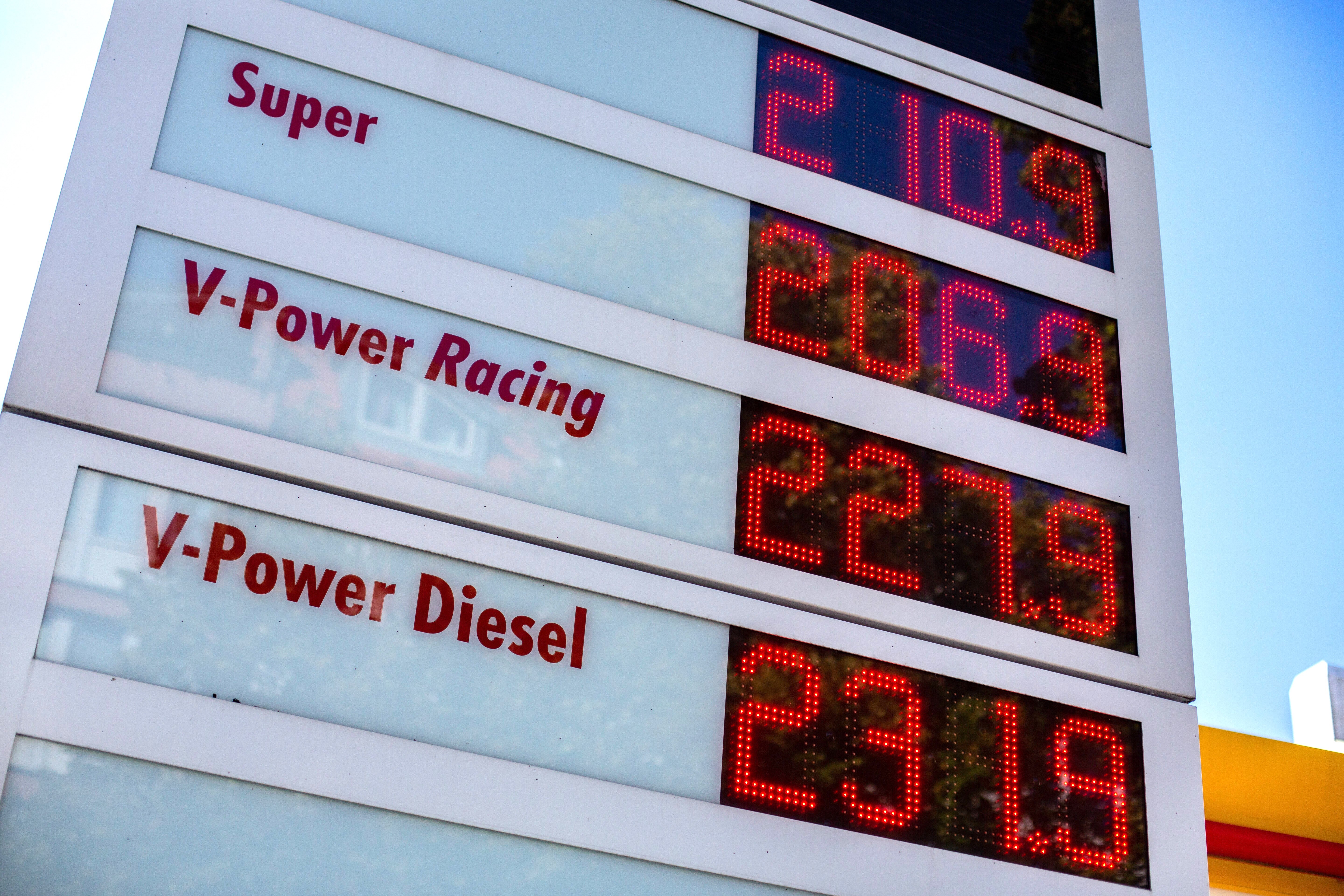 Jetzt wird das Benzin knapp! Müssen Tankstellen schließen? Preissteigerungen und Engpässe beim Benzin möglich