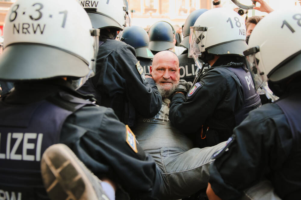 Selbsternannter "König von Deutschland" muss in den Knast - Reichsbürger Peter Fitzek verurteilt