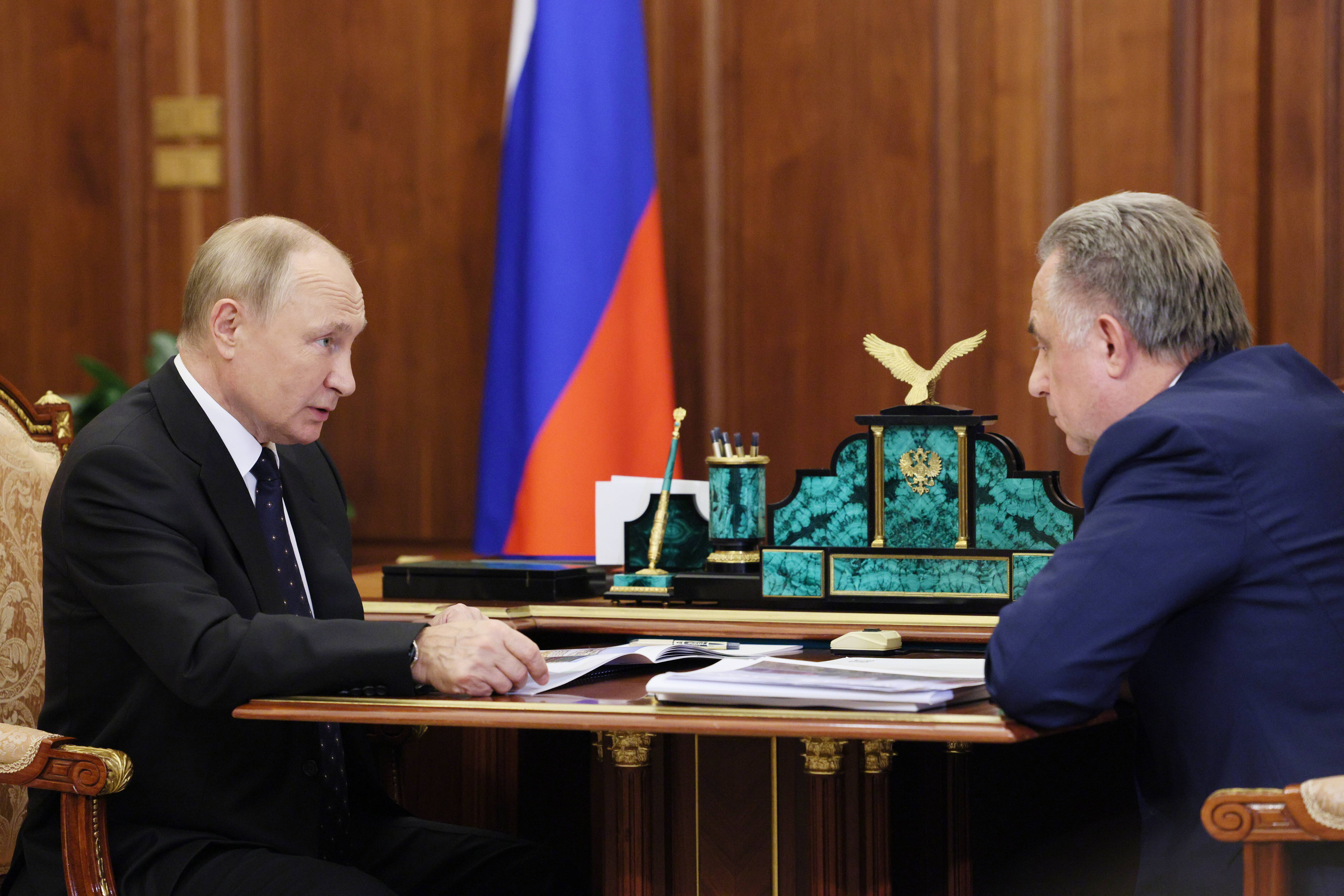 Putin schon 2 Jahre tot? Körperdouble soll im Kreml sitzen - Echter Putin soll verschwunden sein!