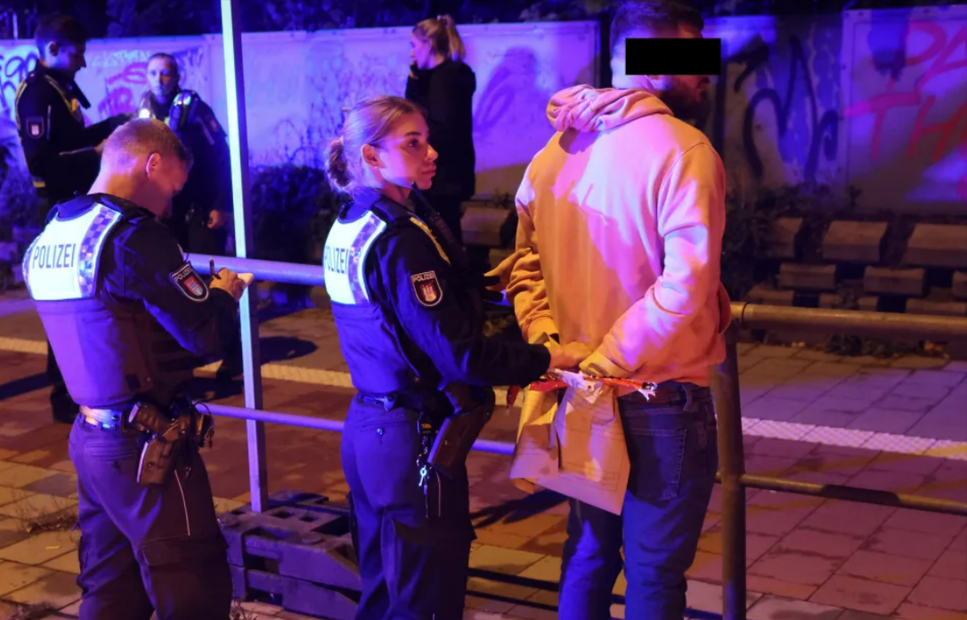 Polizisten schießen auf 16-Jährigen - Jugendlicher soll Passanten mit Messer verfolgt haben!