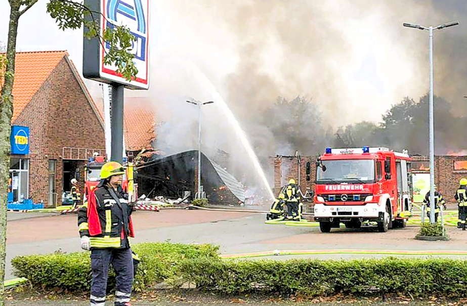 Heftiger Brand in Aldi-Filiale: Feuerwehr kämpft gegen Flammen - Mehrere Verletzte!