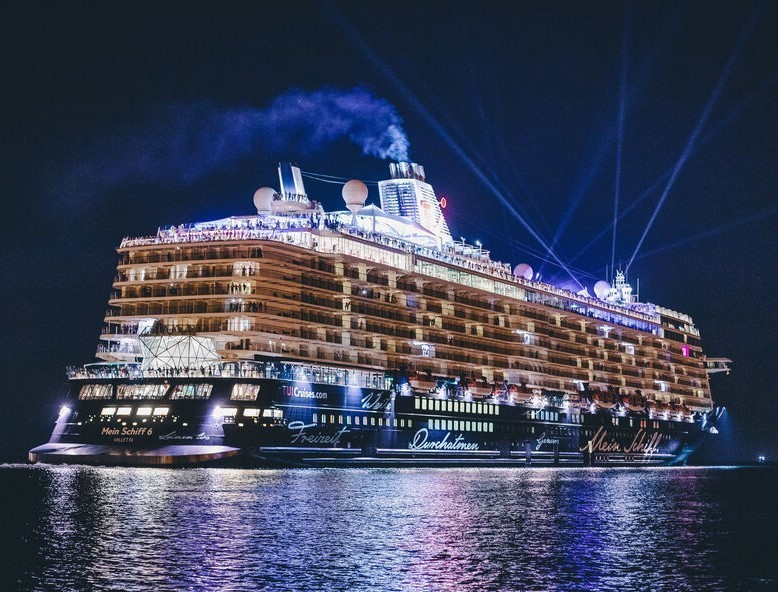 Passagier stürzt von deutschem Kreuzfahrtschiff - Drama auf dem Weg nach Hamburg! Verzweifelte Suche läuft