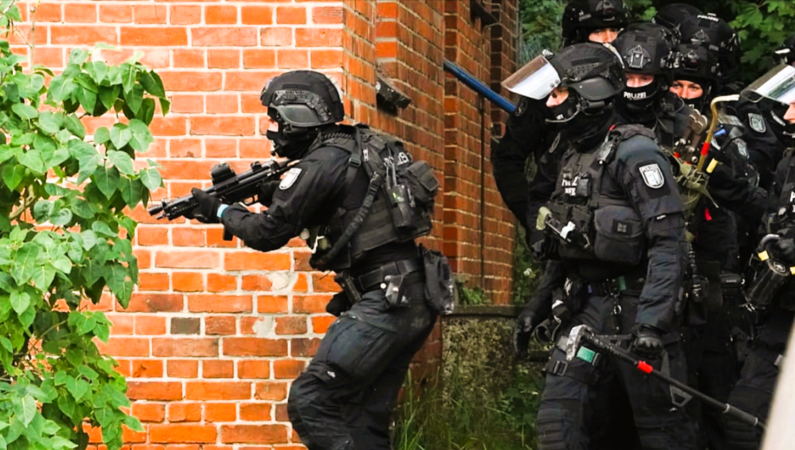 Amok-Alarm an Deutscher Schule! Bewaffnete Schüler zielen mit Waffe auf Lehrerzimmer