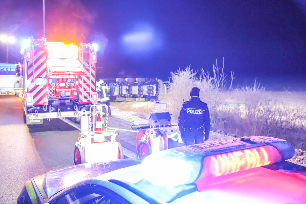 Vollsperrung! Schwerer Unfall auf der Bundesstraße - LKW rast in 2 Fahrzeuge