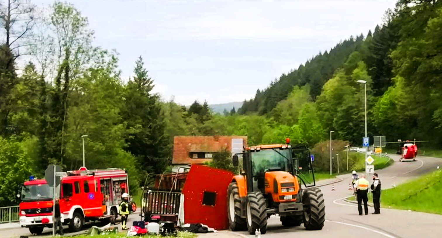 Schwere Unfall am Vatertag! Vatertags-Wagen kippt um - 14 Personen verletzt! Hubschrauber im Einsatz!